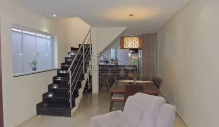 Sobrado à venda no bairro Glebas Califórnia com 181 m² | 4 dormitórios, sendo 1 suíte com closet e 2 vagas de garagem.