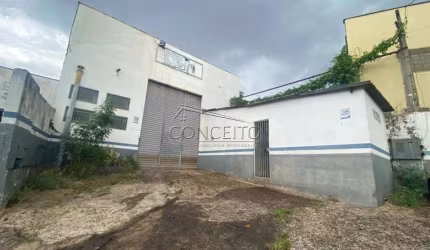 Barracão à venda no bairro Paulicéia com 229m² | 2 escritórios, cozinha, banheiro e vestiário.