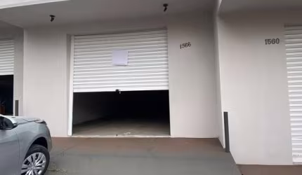 3 barracões à venda no centro de Piracicaba com 110 m² | 2 banheiros, escritório e quintal.