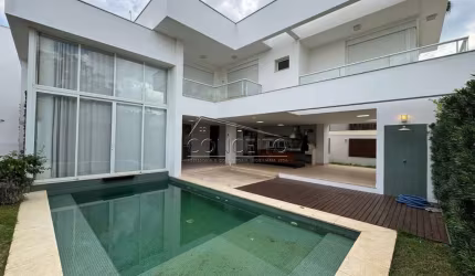 Sobrado de alto padrão à venda no Condomínio Alphaville Piracicaba com 373,43 m² | 4 suítes com closet e sacada, 2 vagas de garagem cobertas.