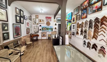 Casa comercial para locação ou venda no centro com 175,81 m² | 1 salão, 2 salas, 2 banheiros e quintal aos fundos.
