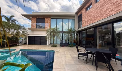 Sobrado de alto padrão à venda no condomínio Residencial Villa D'Aquila com 371 m² | 4 suítes, escritório e 6 vagas de garagem.