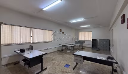 Galpão industrial para venda ou locação no bairro Unileste com 1230 m² | 9 salas, 5 banheiros, 2 barracões e amplo espaço para estacionamento.