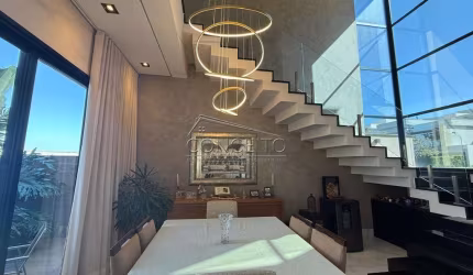 Sobrado de alto padrão à venda no condomínio Residencial Villa D'Aquila com 214 m² | 3 suítes, escritório e 4 vagas de garagem.