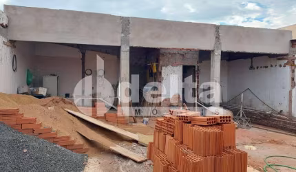 Terreno disponível para venda no bairro São Jorge em Uberlândia-MG