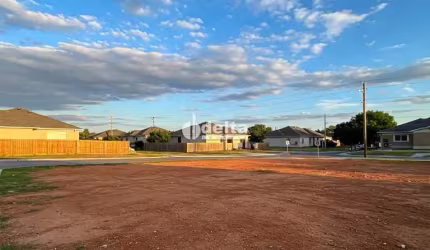 Terreno disponível para venda 300 m² no bairro Loteamento Luizote de Freitas IV em Uberlândia-MG