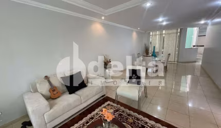 Casa Residencial ou Comercial disponível para locação e venda no bairro Presidente Roosevelt em Uberlândia-MG