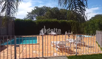 Casa em condomínio disponível para locação no bairro Jardim Karaíba em Uberlândia-MG