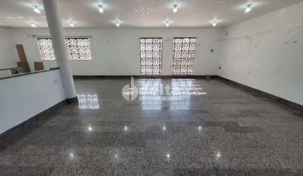 Casa comercial disponível para locação no bairro Daniel Fonseca em Uberlândia-MG