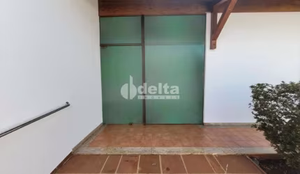 Casa comercial disponível para locação no bairro Osvaldo Rezende em Uberlândia-MG