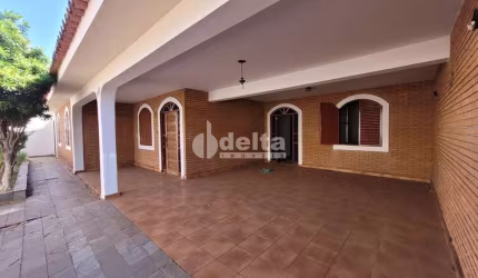 Casa comercial disponível para locação no bairro Fundinho em Uberlândia-MG