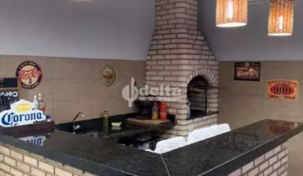 Casa residencial disponível para venda no bairro Alto Umuarama em Uberlândia-MG