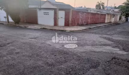 Terreno de esquina disponível para venda 412 m² no bairro Fundinho em Uberlândia-MG