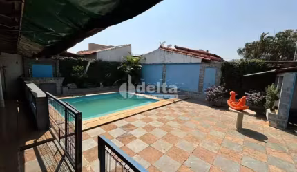 Casa residencial disponível para venda no bairro Umuarama em Uberlândia-MG
