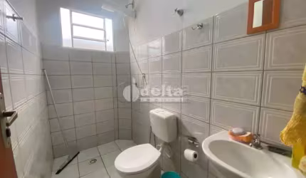Casa residencial disponível para venda no bairro Jardim Holanda em Uberlândia-MG