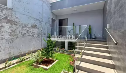 Casa comercial e residencial disponível para venda no bairro Lídice em Uberlândia-MG