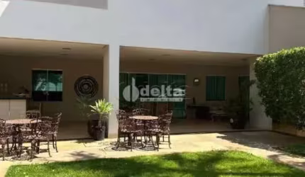 Casa residencial disponível para venda no bairro Vigilato Pereira em Uberlândia-MG