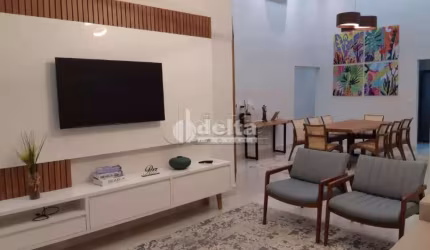 Casa residencial disponível para venda no bairro Custódio Pereira em Uberlândia-MG