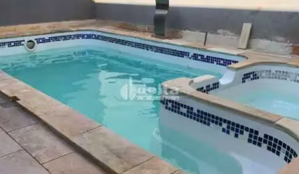 Casa residencial disponível para venda no bairro Umuarama em Uberlândia-MG