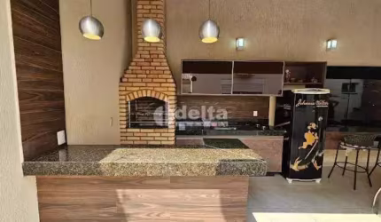 Casa residencial disponível para venda no bairro Alto Umuarama em Uberlândia-MG