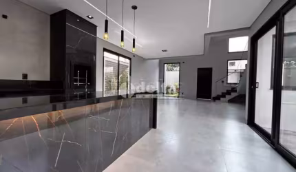 Casa residencial disponível para venda no bairro Cidade Jardim em Uberlândia-MG