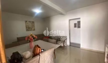 Casa residencial disponível para venda no bairro Maria Rezende em Uberlândia-MG