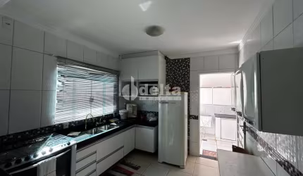Casa residencial disponível para venda no bairro Santa Mônica em Uberlândia-MG