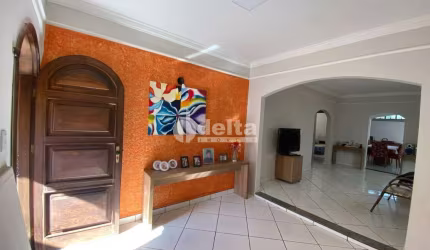 Casa residencial disponível para venda no bairro Chácaras Tubalina E Quartel em Uberlândia-MG.
