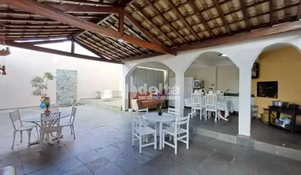 Casa residencial disponível para venda no bairro Umuarama em Uberlândia-MG