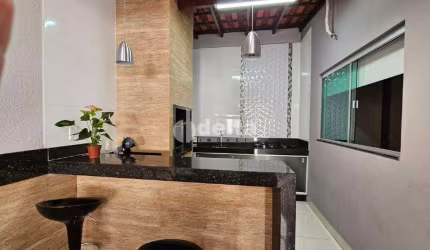 Casa residencial disponível para venda no bairro Jardim Brasília em Uberlândia-MG