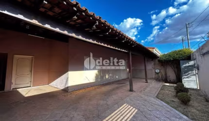 Casa residencial disponível para locação e venda no bairro Santa Mônica em Uberlândia-MG