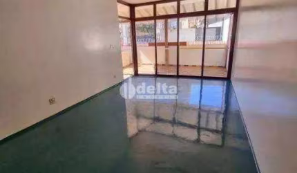 Casa comercial disponível para locação e venda no bairro Fundinho em Uberlândia-MG