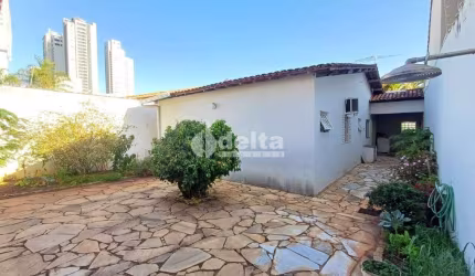 Casa residencial disponível para venda no bairro Jardim das Acácias em Uberlândia-MG