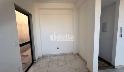 Casa residencial disponível para venda no bairro Jardim Holanda em Uberlândia-MG.
