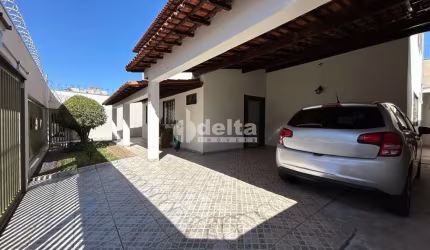 Casa residencial disponível para venda no bairro Santa Mônica em Uberlândia-MG