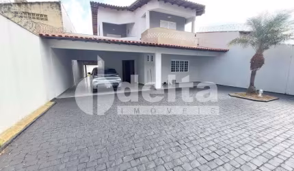 Casa residencial disponível para venda no bairro Umuarama em Uberlândia-MG