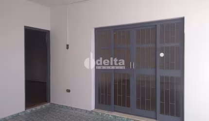 Casa residencial disponível para locação e venda no bairro Osvaldo Rezende em Uberlândia-MG