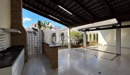 Casa residencial disponível para locação e venda no bairro Santa Mônica em Uberlândia-MG