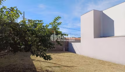 Terreno no Condomínio disponível para venda no bairro Lagoinha em Uberlândia-MG