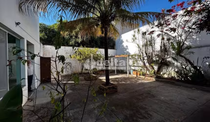 Casa Residencial disponível para venda no bairro Santa Mônica em Uberlândia-MG
