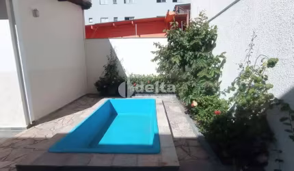 Casa residencial disponível para venda no bairro Umuarama em Uberlândia-MG