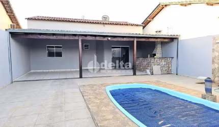 Casa residencial disponível para venda no bairro Jardim Holanda em Uberlândia-MG.