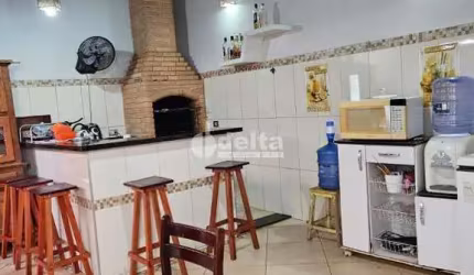 Casa residencial disponível para venda no bairro Jardim Botânico em Uberlândia-MG