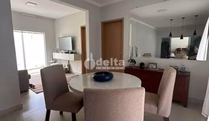 Casa residencial disponível para venda no bairro Chácaras Tubalina E Quartel em Uberlândia-MG.