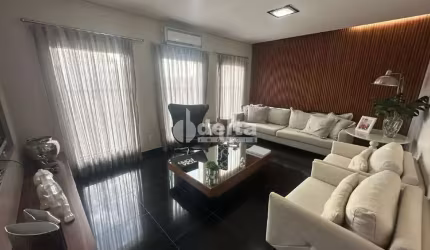 Casa residencial disponível para venda no bairro Jardim Inconfidência em Uberlândia-MG