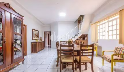 Casa residencial disponível para venda no bairro Presidente Roosevelt em Uberlândia-MG