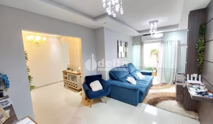 Casa residencial disponível para venda no bairro Laranjeiras em Uberlândia-MG