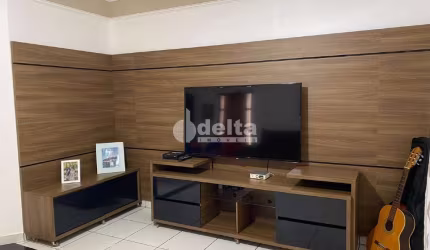 Casa residencial disponível para locação e venda no bairro Granada em Uberlândia-MG