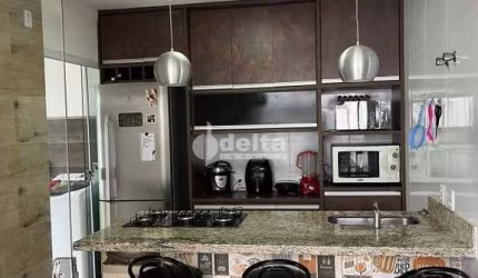 Casa residencial disponível para venda no bairro Jardim Veneza em Uberlândia-MG