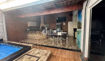 Casa residencial disponível para venda no bairro Jardim Inconfidência em Uberlândia-MG